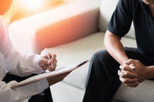 Therapist and client in the middle of counseling at a Houston heroin detox center